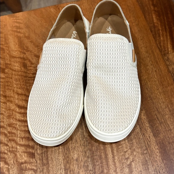 OluKai Pehuea Shoes. Cream color. Sz. 7. Slip on loafers. Boat shoes. - Picture 2 of 8